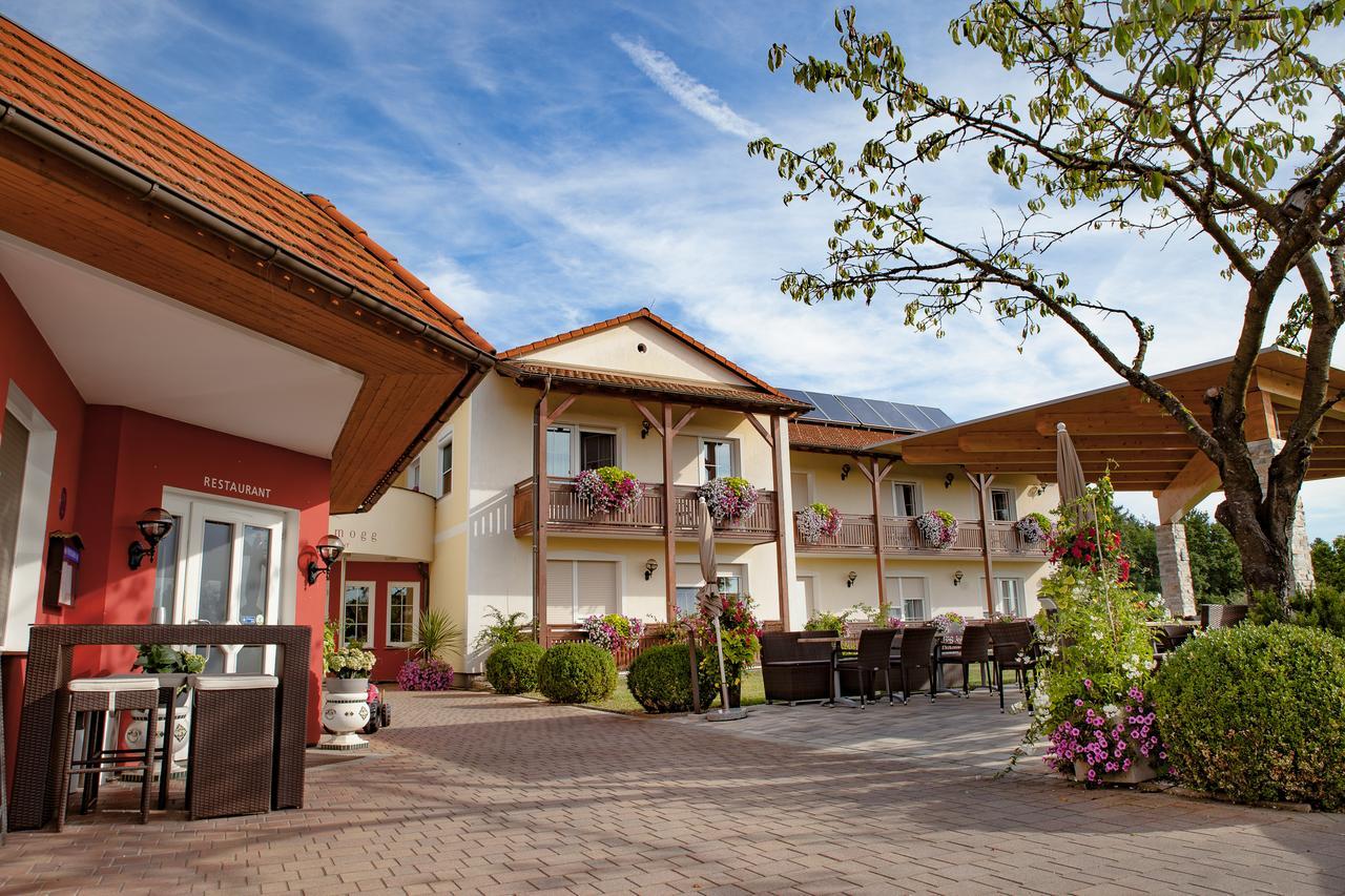 Hotel-Restaurant Teuschler-Mogg Bad Waltersdorf Inklusiv Genusscard Exterior foto